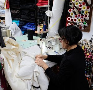 Christine Capdevielle dans son atelier à Paris